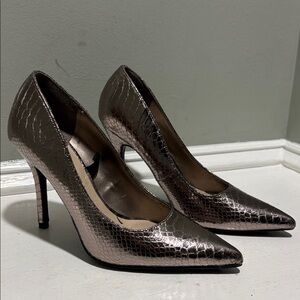 Sam Libby Women's Shimmering Metallic Silver Heels-size 6